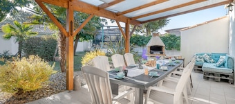 Jacuzzi, beach 500m away, 10 adults, 1 child