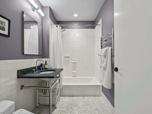 Douche, sèche-cheveux, serviettes fournies