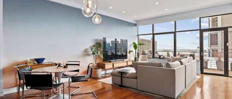 Una televisión, una oficina