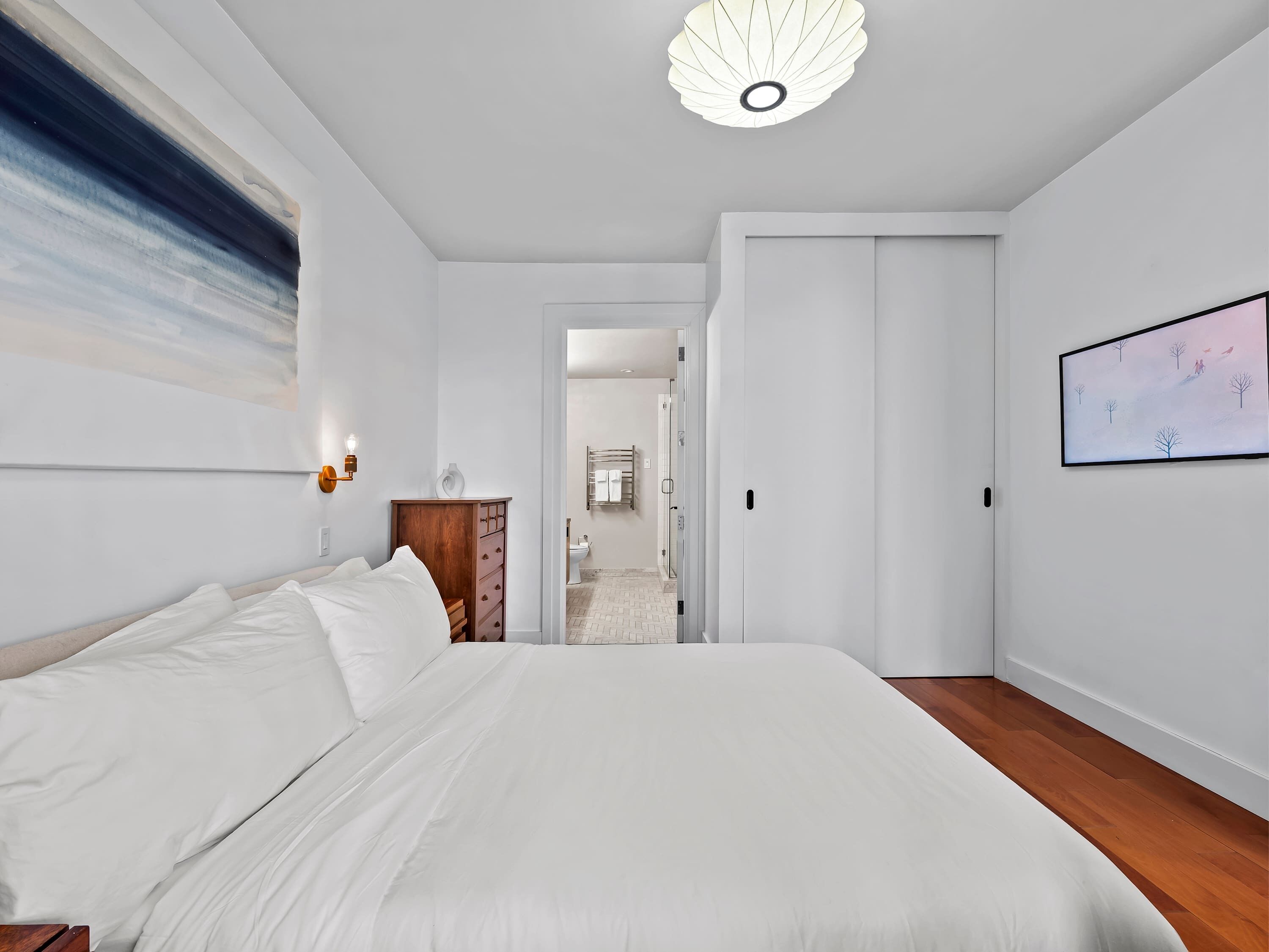 2 bedrooms, desk, iron/ironing board, WiFi