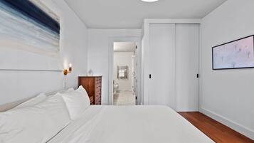 2 bedrooms, desk, iron/ironing board, WiFi