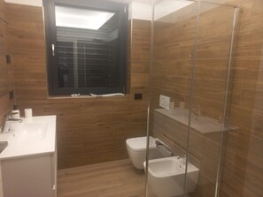 Een douche, een haardroger, handdoeken