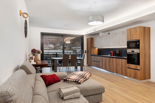 Apartment 'Laris' with Mountain View, Balcony and Wi-Fi