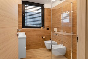 Dusche, Haartrockner, Handtücher