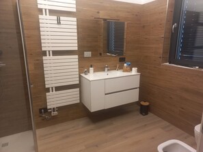 Doccia, asciugacapelli, asciugamani