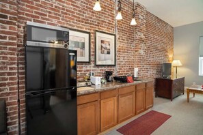 Fridge, microwave, coffee/tea maker, toaster - Studio Apt, Downtown Indy, Long Term Friendly! (Indianapolis)