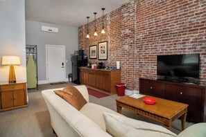 TV, offices - Studio Apt, Downtown Indy, Long Term Friendly! (Indianapolis)