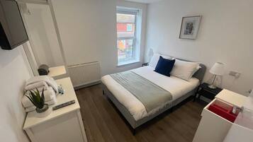 2 habitaciones, tabla de planchar con plancha, wifi y ropa de cama