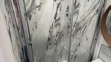 Regadera, secadora de cabello, bidet, toallas