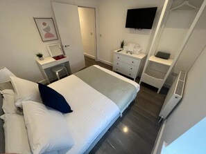 2 habitaciones, tabla de planchar con plancha, wifi y ropa de cama