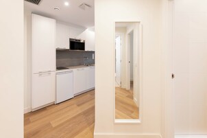 Apartamento familiar, vistas a la ciudad | Espacio para trabajar con un portátil y sistema de insonorización