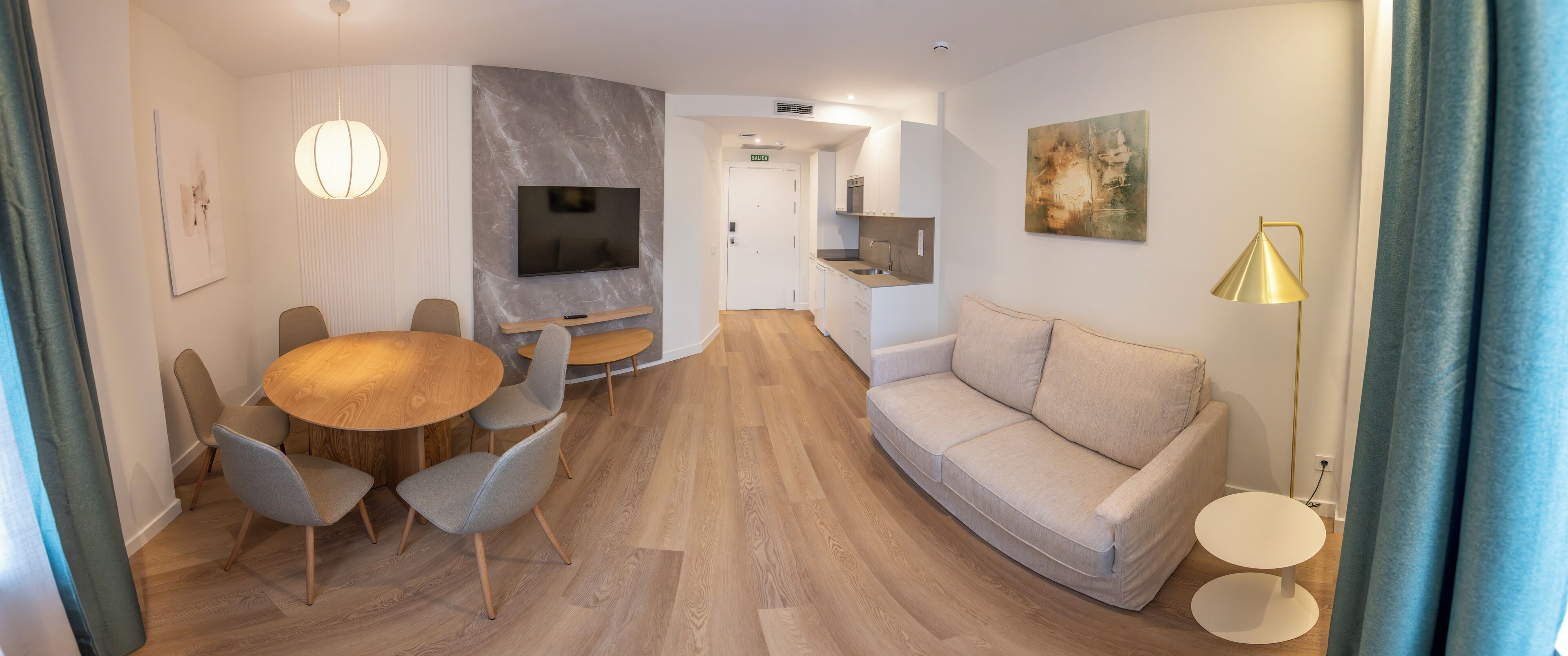 Familie appartement, uitzicht op de stad | Een laptopwerkplek, geluiddichte muren, gratis wifi