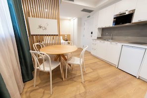 Standaard studio, uitzicht op stad | Een laptopwerkplek, gratis wifi