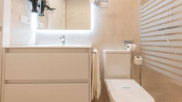 Assecador de cabells, tovalloles, sabó i xampú