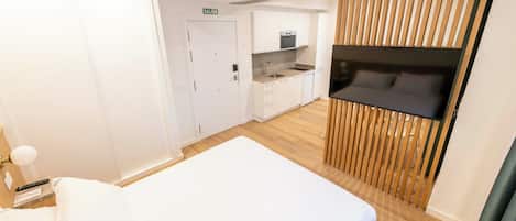 Studio – standard, byutsikt | Skrivebord for bærbar PC og wi-fi (inkludert)