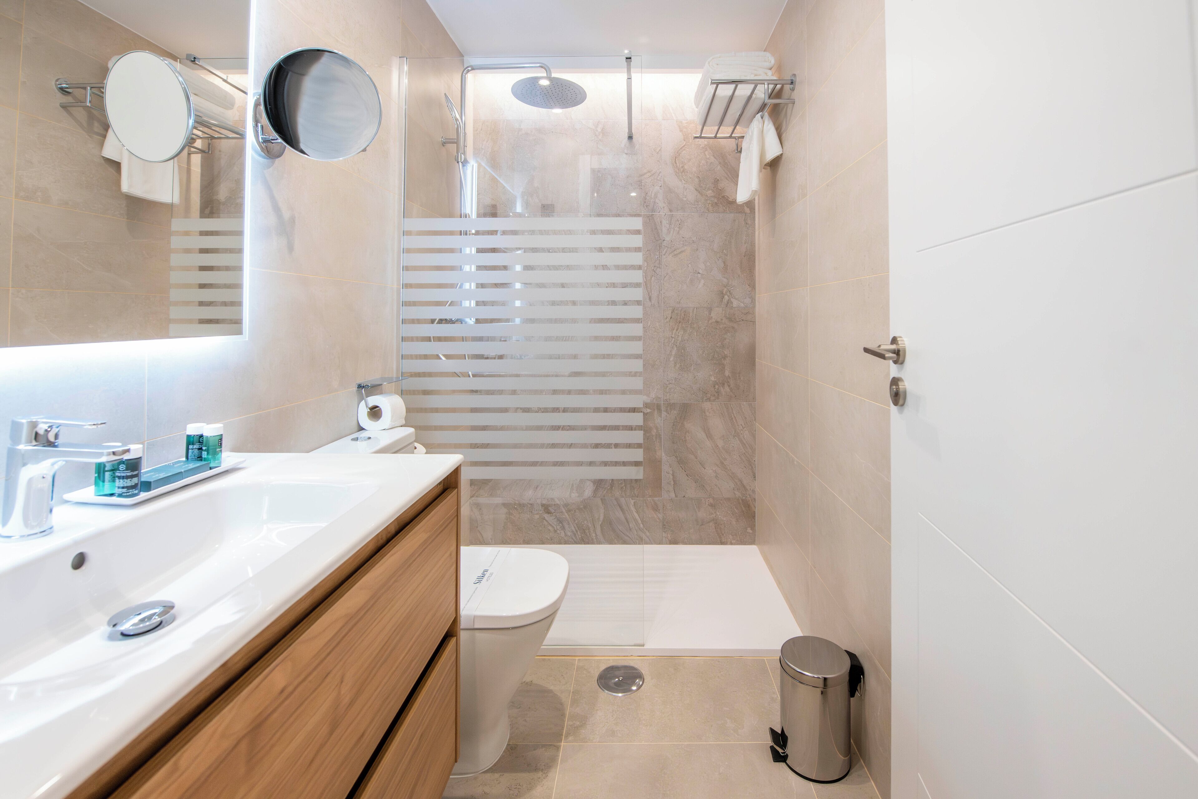 ヘアドライヤー、タオル、石鹸、シャンプー