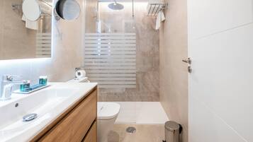 Een haardroger, handdoeken, zeep, shampoo