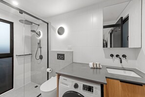 Apartment | Bathroom - Stylish New Farm Apartment With Courtyard (Brisbane)