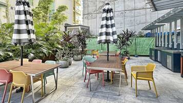 Apartment | Outdoor dining