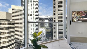 Un appartamento moderno con un'ampia finestra che offre vista sulla città.