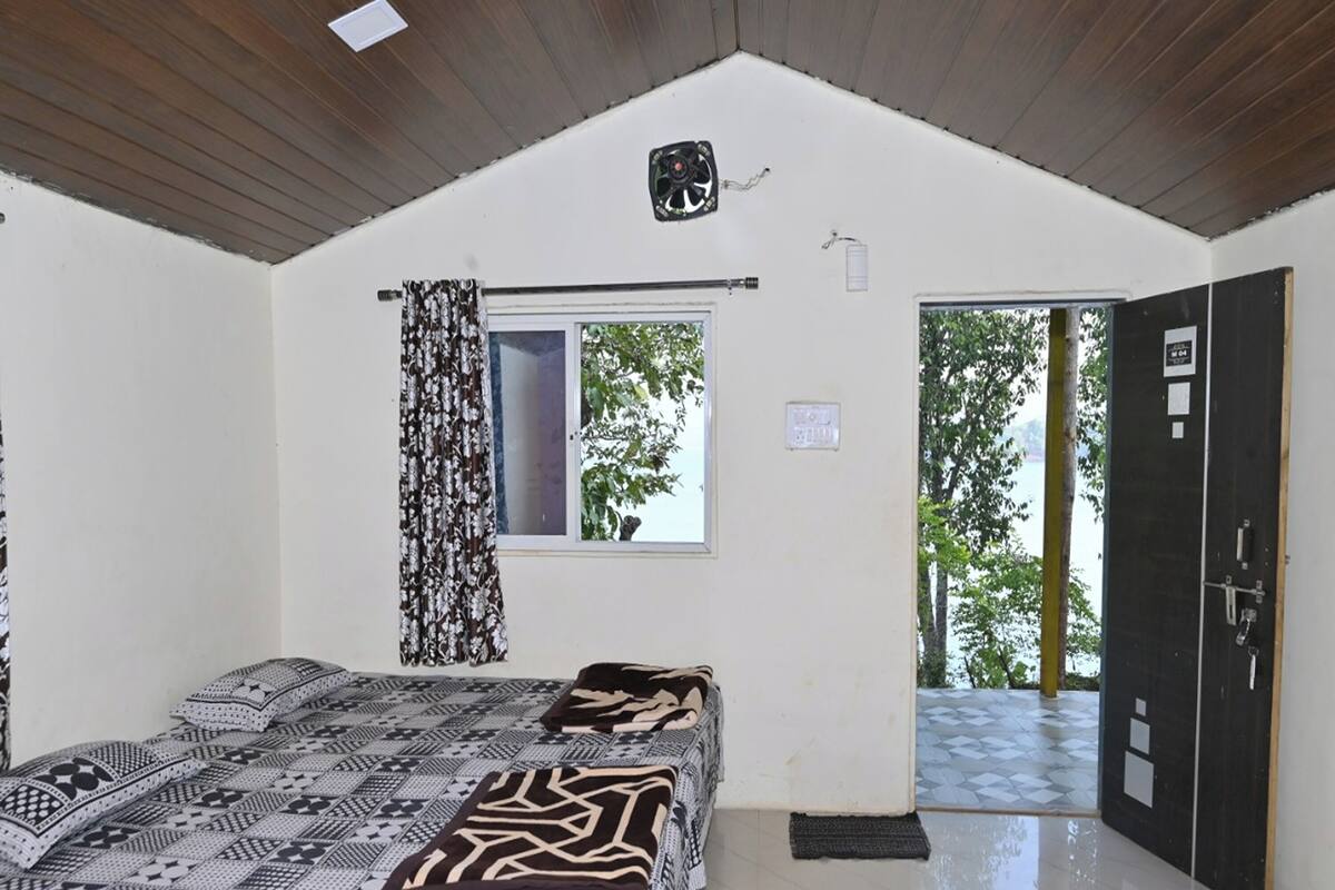 Rollaway beds (surcharge), WiFi (free), bed sheets
