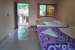 Quarto família, ar-condicionado | Camas extras/dobráveis (sobretaxa), Wi-Fi de cortesia, roupa de cama