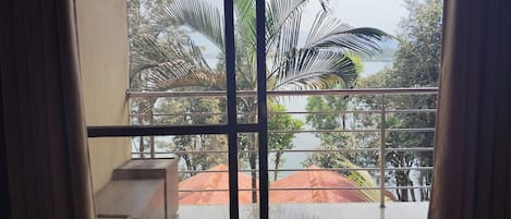 إطلالة على البحيرة