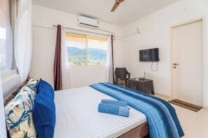 Classic Room | Blackout curtains, free WiFi, bed sheets - Vibestayz Bhima Talegaon (Mawal)