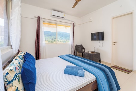 Blackout drapes, free WiFi, bed sheets