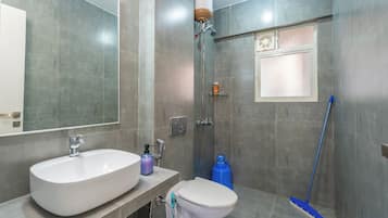 Standard Room | Bathroom | Shower, free toiletries, towels, soap