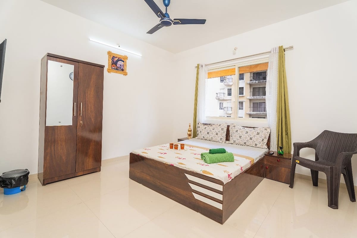 Blackout curtains, free WiFi, bed sheets