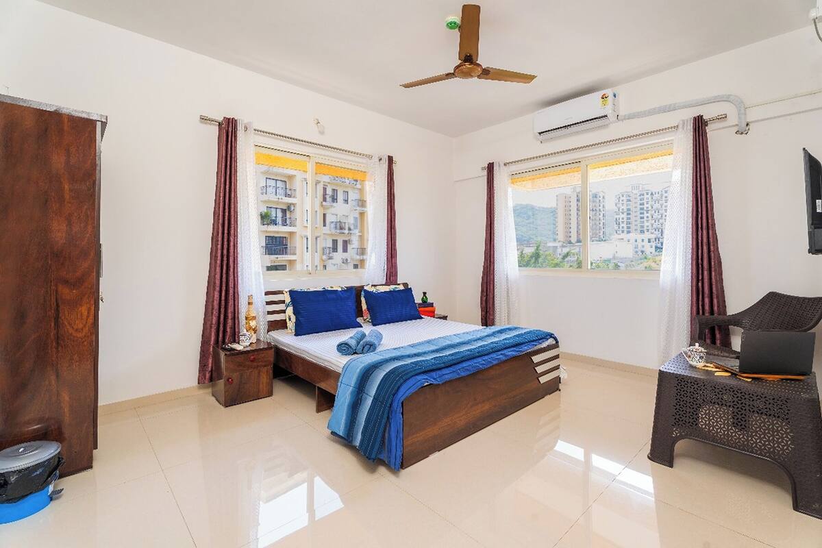 Blackout curtains, free WiFi, bed sheets