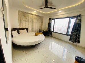 Rollaway beds, free WiFi, bed sheets - Sai Vishwa Lodging (Bhor)