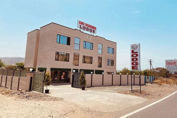 Exterior - Sai Vishwa Lodging (Bhor)
