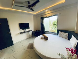 Deluxe Room - Sai Vishwa Lodging (Bhor)