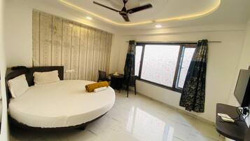 Deluxe Room | Rollaway beds, free WiFi, bed sheets