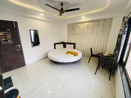 Deluxe Room | Rollaway beds, free WiFi, bed sheets