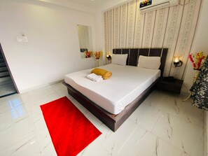 Rollaway beds, free WiFi, bed sheets - Sai Vishwa Lodging (Bhor)