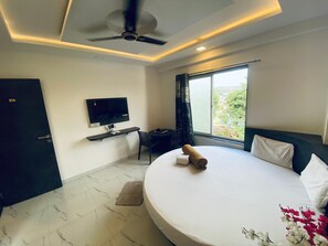 Rollaway beds, free WiFi, bed sheets - Sai Vishwa Lodging (Bhor)