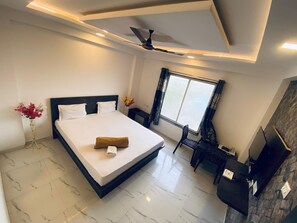 Classic Room - Sai Vishwa Lodging (Bhor)