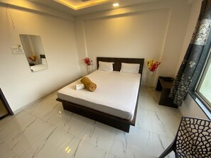 Classic Room | Rollaway beds, free WiFi, bed sheets - Sai Vishwa Lodging (Bhor)