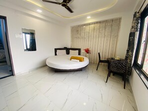 Deluxe Room | Rollaway beds, free WiFi, bed sheets - Sai Vishwa Lodging (Bhor)