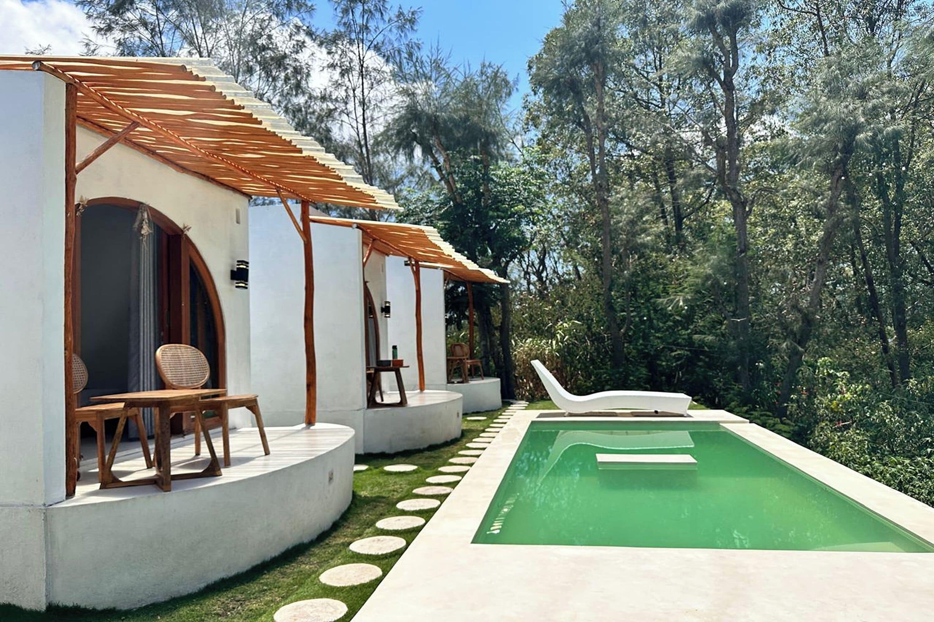 Una piscina al aire libre