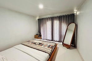 Desk, free WiFi, bed sheets