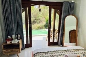 Villa, vue sur la piscine | Vue de la chambre