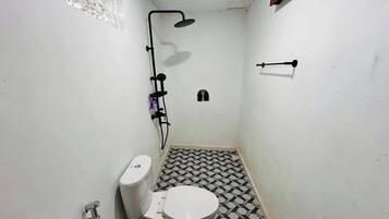 Vila, pemandangan kolam renang | Kamar mandi | Shower, pancuran hujan, perlengkapan mandi gratis, dan handuk