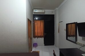 Standard Room | Desk, free WiFi