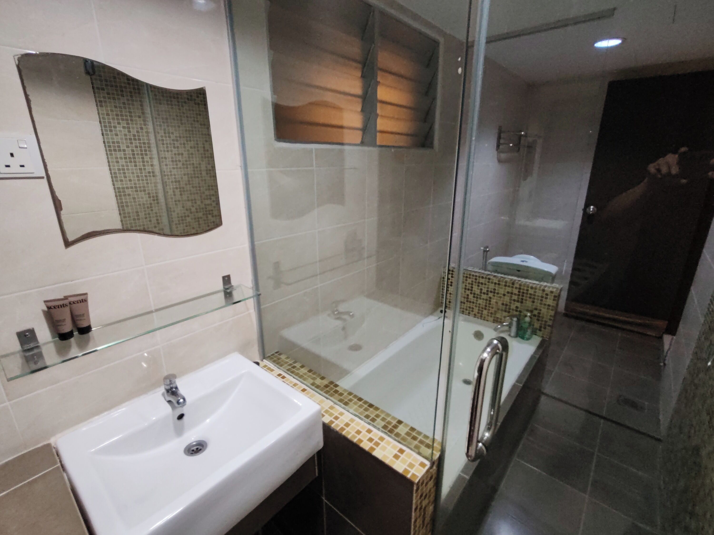 Laguna Apartment 1 @ Marina Island | Bathroom | Shower, free toiletries, towels