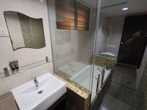 Laguna Apartment 1 @ Marina Island | Baño | Ducha, artículos de higiene personal gratuitos y toallas