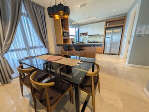 尊荣客房, 4 间卧室 | 办公桌、免费 WiFi、床单